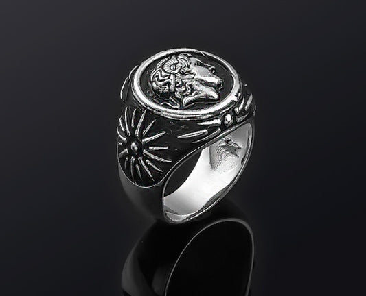 This stunning ring boasts a wide band and a timeless Fleur-de-Lis design, fusing traditional French iconography with contemporary flair. Perfect for those seeking a unique and stylish accessory to add to their collection.